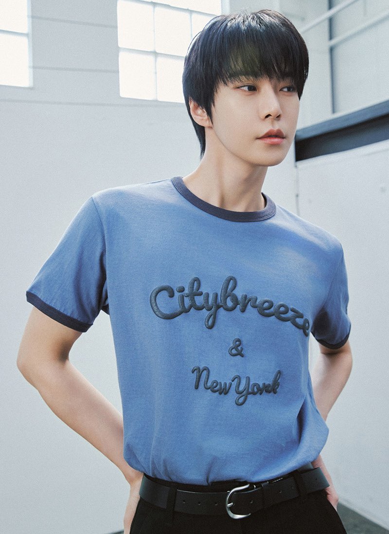 이 사진 좋느포인트..
티셔츠 뚫는 쇄골
아주아주좁은허리와 허리손
일단 여까지는 걍 30sexy omg임
근데? 입꼬리너무귀엽