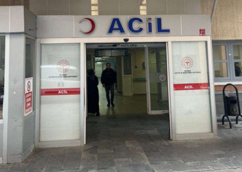 🔴 BATMAN’DA PSİKİYATRİ HEKİMİNE BIÇAKLI SALDIRI!
⚠️ Yeter artık! Sağlıkta şiddet can almaya yaklaşıyor!

Batman Eğitim ve Araştırma Hastanesi’nde görev yapan bir psikiyatri uzmanı, hasta kabulü sırasında bıçaklı saldırıya uğradı. Göğüs altına aldığı bıçak darbesiyle yaralanan