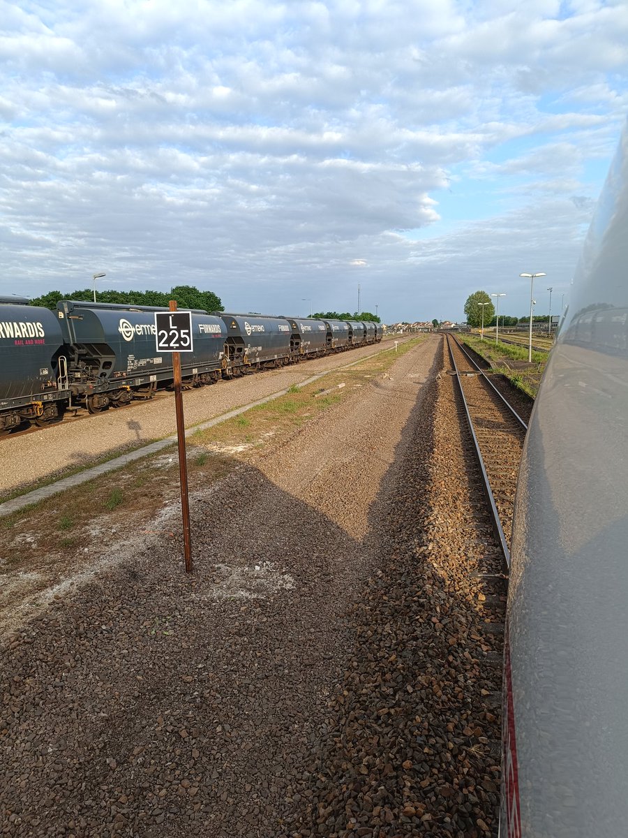 gautierromain's tweet photo. ⚠️ Nouveaux points d'arrêts en gare de #Romilly pour les #TERLigne4.
Désormais les #Trains s'arrêtent 100m plus tôt sur le quai lorsque vous vous rendez à #Paris.
Le point de repère c'est cette pancarte TT
Côté #Troyes les trains vont également plus loin lorsqu'ils sont longs https://t.co/LRbfyZnjnz