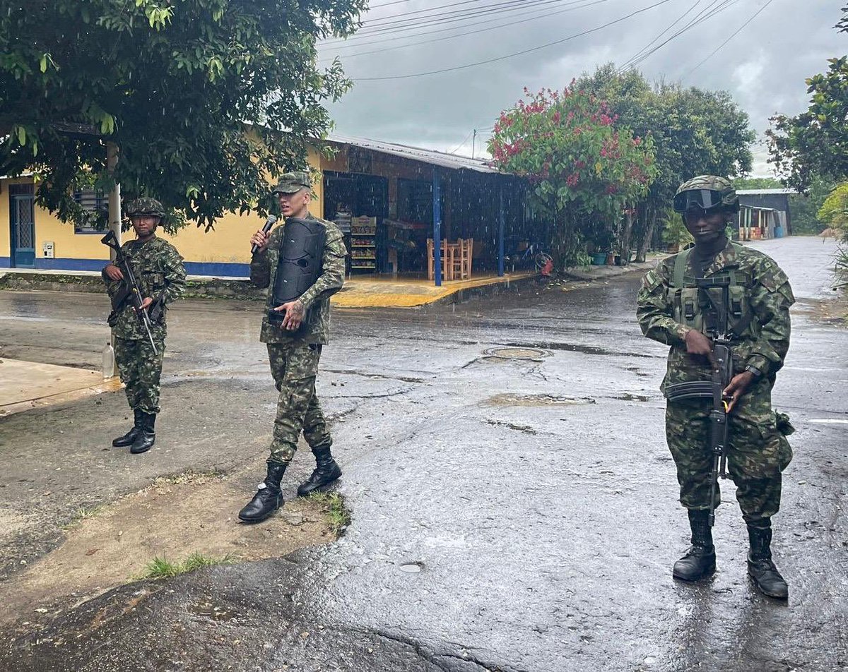 Ejercito_Div6's tweet photo. Nuestros soldados del #BAEEV19 #Brigada12 realizaron perifoneo táctico en el municipio de Puerto Rico, Caquetá, con el fin de incentivar la desmovilización de personas involucradas de forma no activa en grupos armados, a través de programas de reintegración y apoyo social. #SomosSuEjército