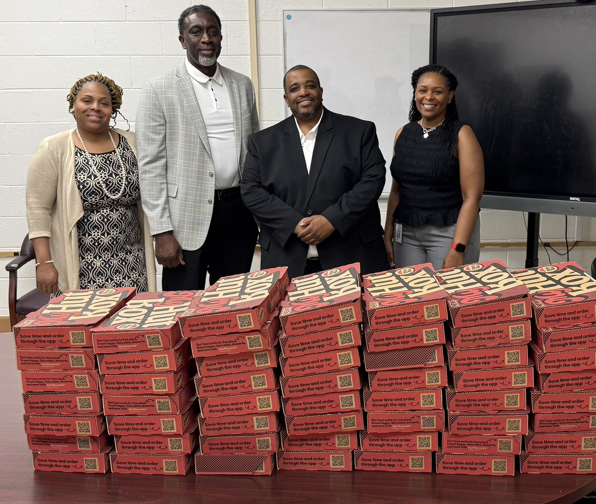 Dropped off lunch today to the amazing teachers and staff at Cradock Middle School for #TeacherAppreciationWeek! Grateful for all you do to inspire and uplift our students. #ThankATeacher #PortsmouthProud #CradockMiddle <a href="/PortsVASchools/">Portsmouth Schools</a> <a href="/ebracyPPS/">Dr. Elie Bracy III</a>  <a href="/CradockMS/">Cradock Middle School</a>