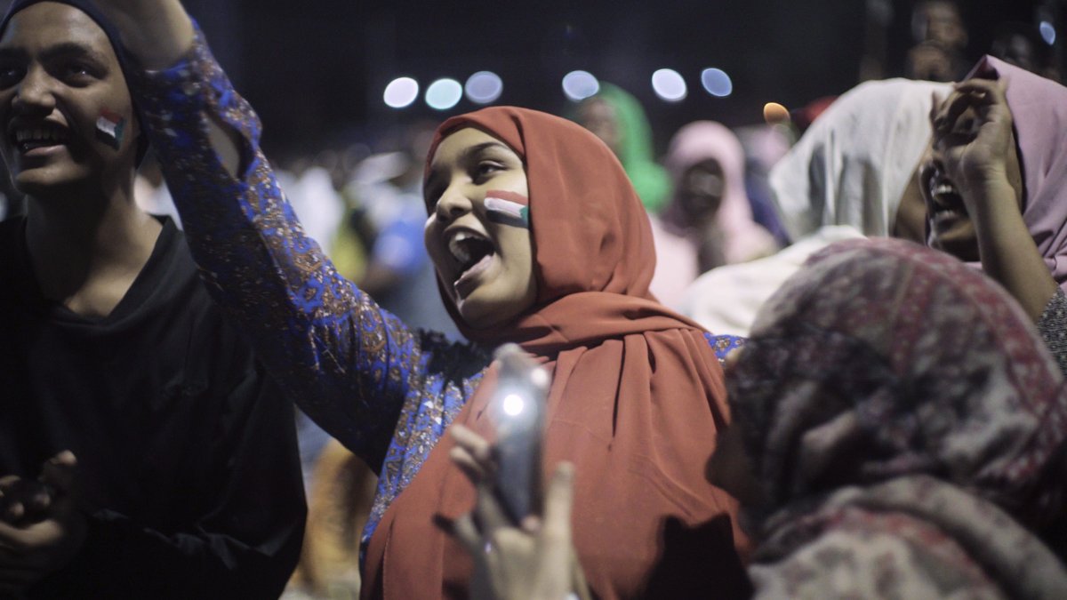 Nous vous en parlions dans notre dernière Newsletter : demain sort au cinéma le film documentaire de la journaliste et réalisatrice <a href="/HindMeddeb/">Hind Meddeb</a> '#Soudan, souviens-toi' (#Sudan, Remember Us) avec Shajane Suliman, Maha Elfaki, Ahmed Muzamil et Khatab Ahmed. A voir absolument !