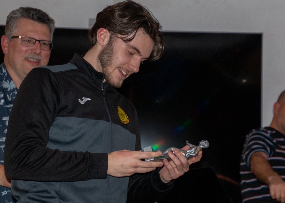 MersthamFC1892's tweet image. 🏆 𝗘𝗻𝗱 𝗢𝗳 𝗦𝗲𝗮𝘀𝗼𝗻 𝗔𝘄𝗮𝗿𝗱𝘀 🏆

𝗖𝗹𝘂𝗯𝗺𝗮𝗻: Sam Allen

Congratulations, Sam!

Watch in full over on our YouTube: youtu.be/_YKhaFHknig

📸 @PhotographyVjt

#UTM 🧡🖤