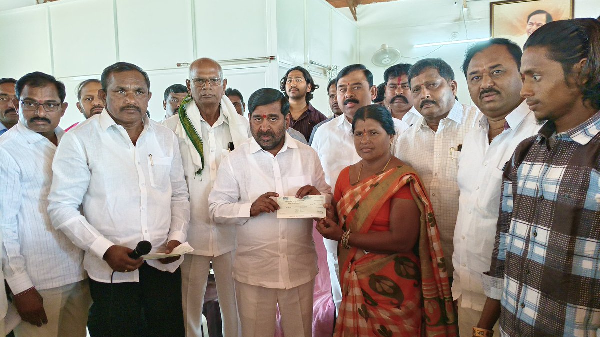 సూర్యాపేట జిల్లా కేంద్రంలోని క్యాంపు కార్యాలయంలో నియోజకవర్గ వ్యాప్తంగా పలు రకాల ప్రమాదాలు, అనారోగ్యంతో వైద్య సేవలు పొందిన 68 మంది లబ్ధిదారులకు మంగళవారం CMRF చెక్కులను పంపిణీ చేయడం జరిగింది.