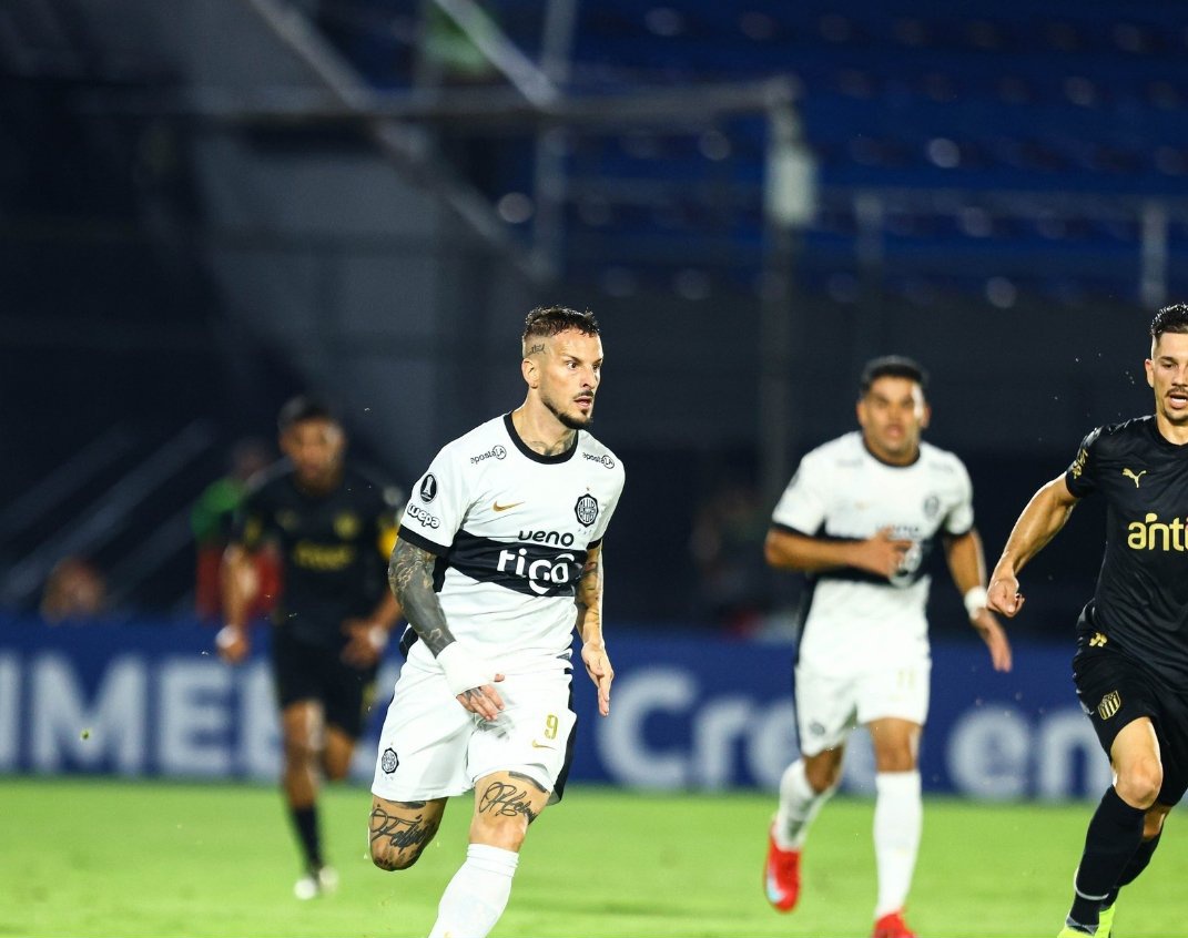 Fabián Bustos definirá mañana a las 09:00 el equipo titular que enfrentará a Vélez.

La delegación viajará a Buenos Aires el miércoles a las 16:00.

Darío Benedetto está prácticamente descartado para formar parte del viaje <a href="/TigoSportsPY/">Tigo Sports</a>