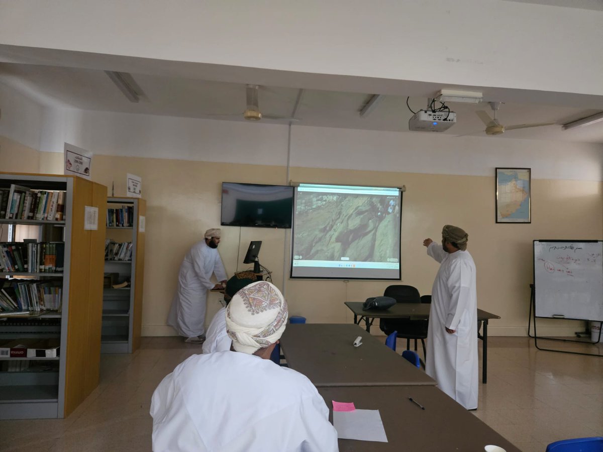 ضمن جهود توظيف التقنية في التعليم، قدّم الأستاذ ماجد البطاشي مشغلًا تدريبيًا حول "تطبيقات Google Earth في مناهج التربية الإسلامية"، لتعزيز ربط المحتوى الديني بالواقع الجغرافي والرقمي، وسط تفاعل وإشادة من المعلمين.