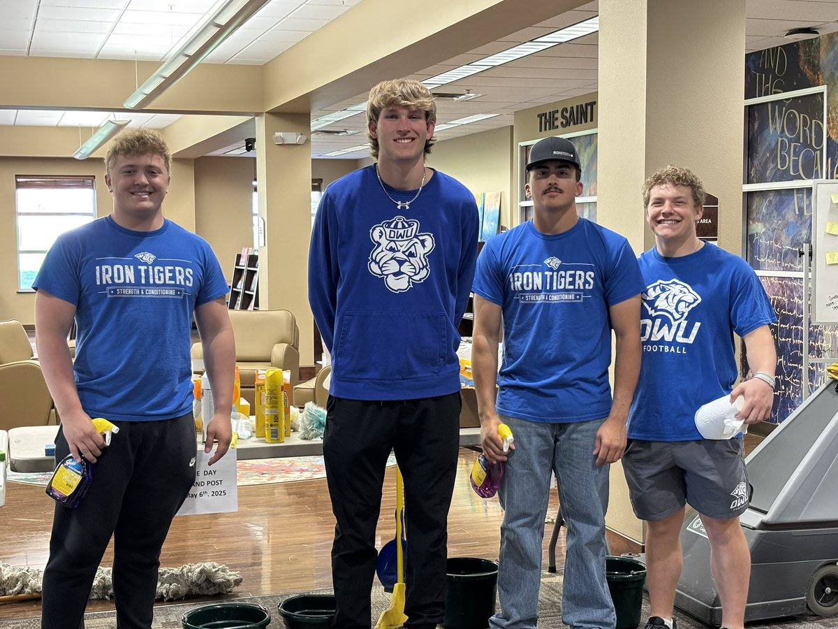 Boys putting in some work today! <a href="/dwtigerfootball/">DWU Football</a> 

#Serviceday #DWUcares