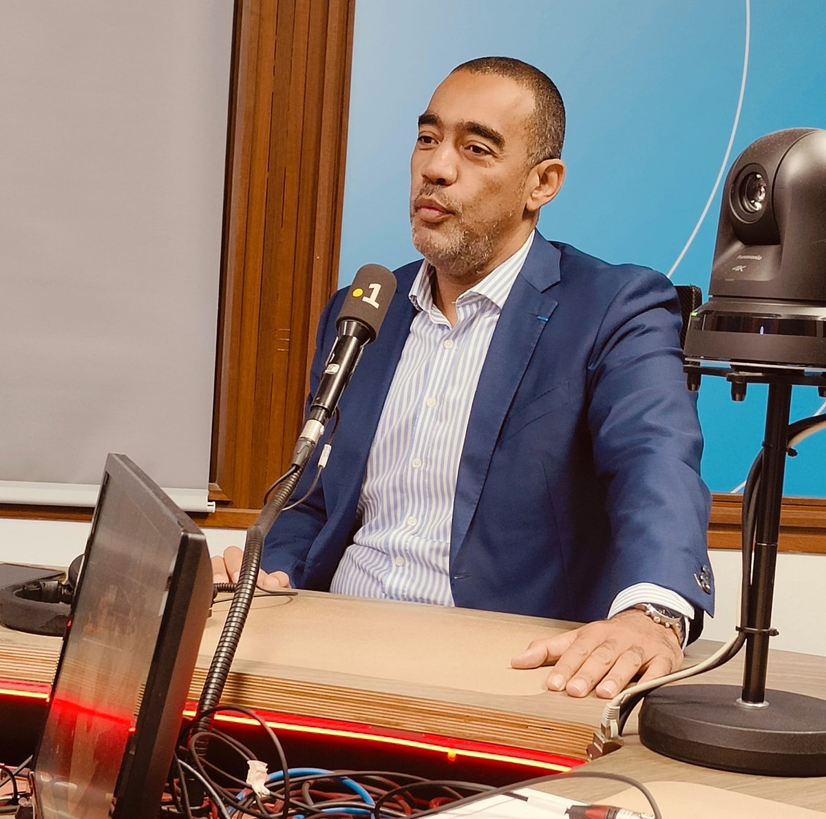 LADOM_Officiel (@ladomofficiel) on Twitter photo Ce matin, tour à tour <a href="/saidahamada/">Saïd Ahamada</a> était l'invité des radios <a href="/Martiniquela1e/">Martiniquela1ère</a> et <a href="/RCI_MQ/">RCI Martinique</a>. 15k Martiniquais accompagnés par #LADOM en 2024.+ 20% vs 2023. L'occasion pour lui de rappeler le rôle essentiel que joue #LADOM dans l'accompagnement des Ultramarins dans leur #mobilité. Ce matin, tour à tour <a href="/saidahamada/">Saïd Ahamada</a> était l'invité des radios <a href="/Martiniquela1e/">Martiniquela1ère</a> et <a href="/RCI_MQ/">RCI Martinique</a>. 15k Martiniquais accompagnés par #LADOM en 2024.+ 20% vs 2023. L'occasion pour lui de rappeler le rôle essentiel que joue #LADOM dans l'accompagnement des Ultramarins dans leur #mobilité.