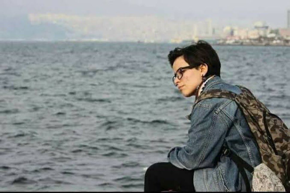 Şimdi size bir konudan bahsedeceğim. Bu kızımızın ismi Asya Gökalp. 2. evre beyin kanseri ameliyatı geçirdi. Geçtiğimiz günlerde attığı tweetlerden ötürü tutuklanarak cezaevine gönderildi! Sağlığı yerinde değil. Ciddi bir ameliyat geçirdi. Cezaevi şartlarında barınabilmesi