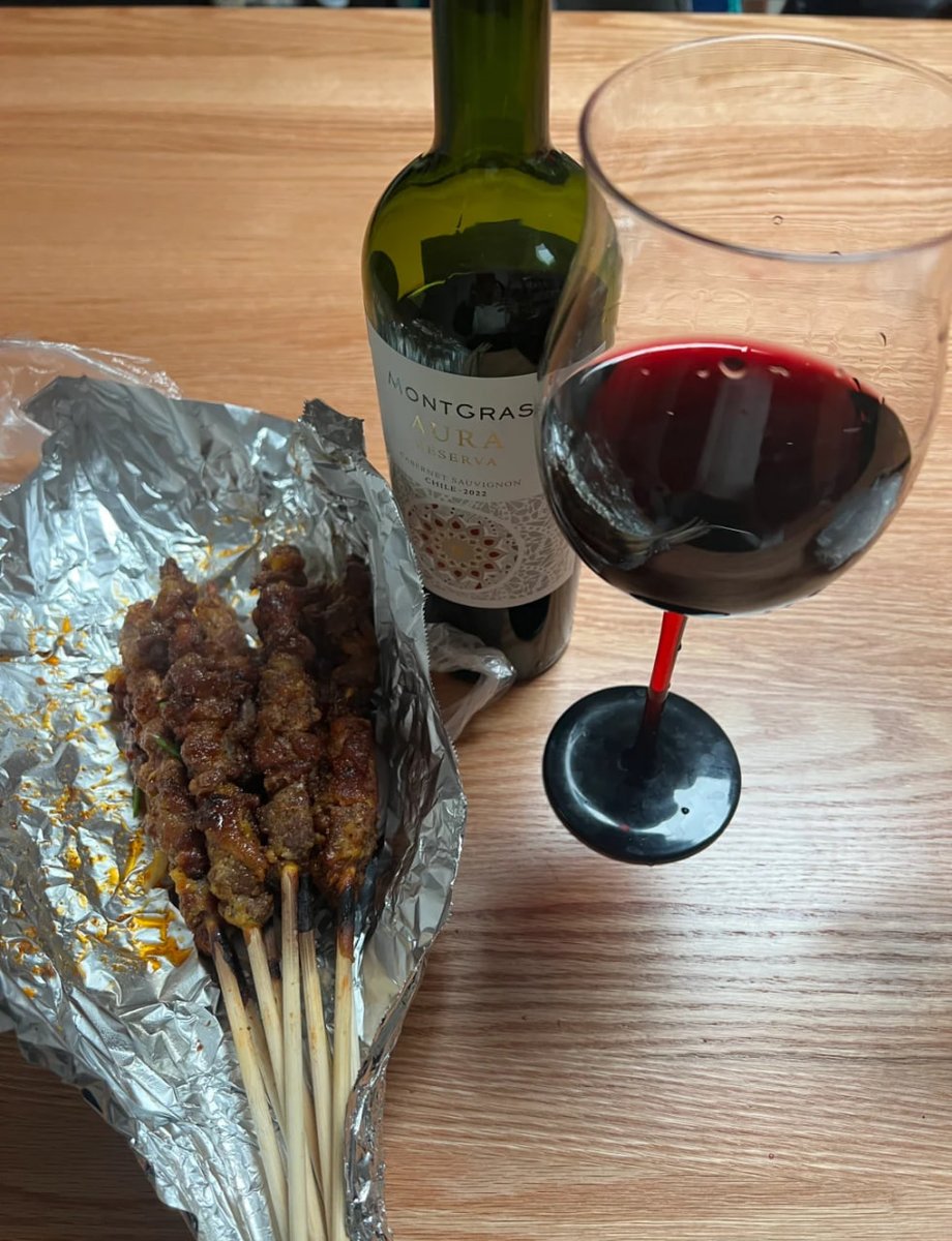 ワインとバーベキュー、生活の小さな幸せです。グラスを傾ける間はほろ酔い気分で、串には花火の香りが漂います。
シンプルなコーディネートですが、無限の満足感があります。🍷🍷