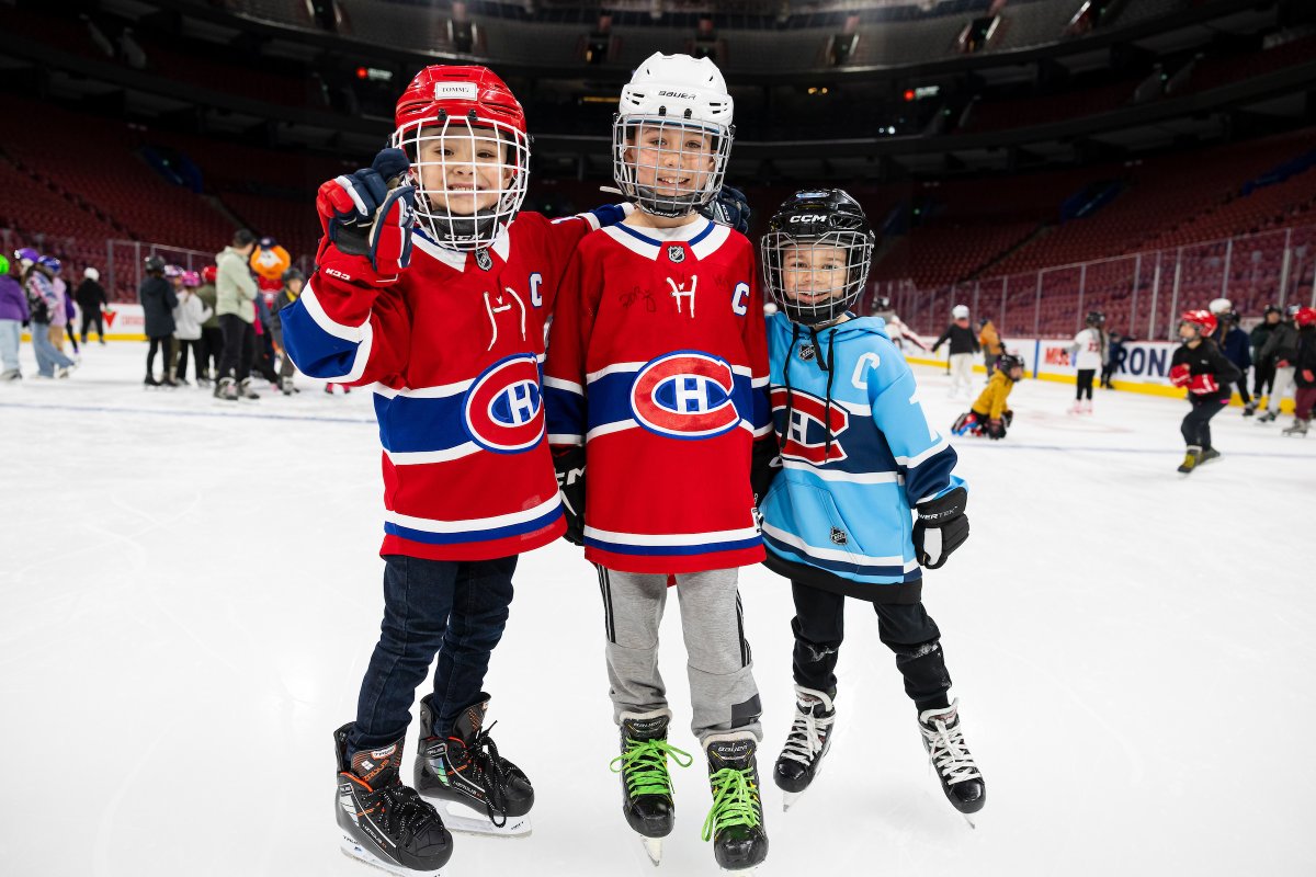 Plus de 240 enfants ont vécu un moment inoubliable en patinant sur la glace mythique du Centre Bell. Grâce aux bourses BLEU BLANC BOUGE de 5 000 $, remises à 20 écoles avec le Grand défi Pierre Lavoie, des milliers d’enfants seront bien équipés pour profiter de la patinoire.