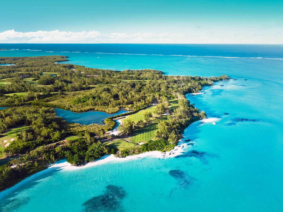 Mauritius_UK's tweet photo. 🏌️‍♂️ Mauritius has some of the world’s best golf courses.

From Ile aux Cerfs Golf Course on a privately-owned island to Paradis Golf Club (pictured) with views of Le Morne mountain, there are plenty of courses to practise your swing on.

Tag your golf buddies and get planning. 🏌️‍♂️ https://t.co/zAwYmNOqNY