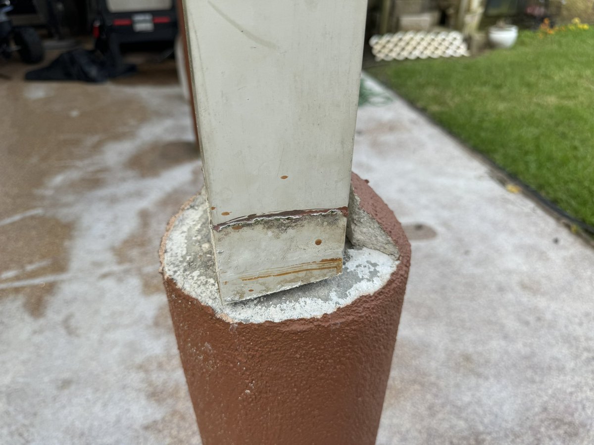 rmnldr's tweet photo. @NWSNewOrleans 

Some damages I observed at 2176 Rue Racine in Marrero. https://t.co/CMeT0yWiZe