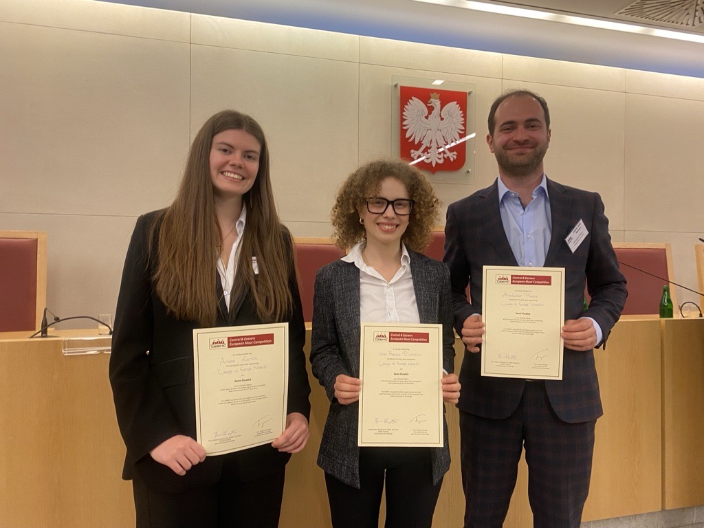 College of Europe in Natolin (@coenatolin) on Twitter photo From 25–27 April, the College of Europe in Natolin proudly took part in the CEEMC in Warsaw - organised by the British Law Centre <a href="/britcen/">British Law Centre</a> and co-hosted by the University of Warsaw <a href="/UniWarszawski/">Uniwersytet Warszawski</a> and the Supreme Administrative Court of Poland.
Our team - Ailbhe Larkin, From 25–27 April, the College of Europe in Natolin proudly took part in the CEEMC in Warsaw - organised by the British Law Centre <a href="/britcen/">British Law Centre</a> and co-hosted by the University of Warsaw <a href="/UniWarszawski/">Uniwersytet Warszawski</a> and the Supreme Administrative Court of Poland.
Our team - Ailbhe Larkin,