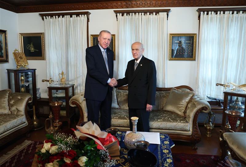 Akparti's tweet photo. Cumhurbaşkanımız Sayın Recep Tayyip Erdoğan, MHP Genel Başkanı Devlet Bahçeli'yi konutunda ziyaret etti. https://t.co/dcSFUgNE8g