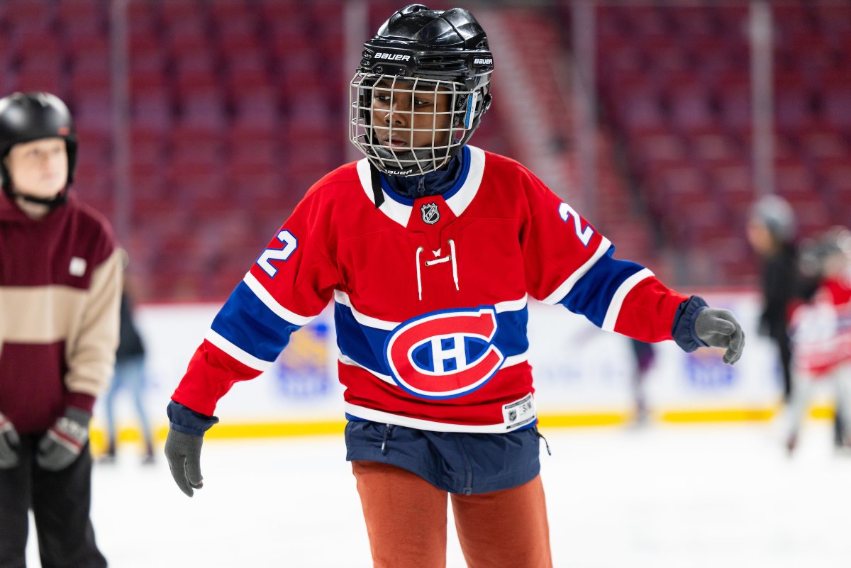 This spring, over 240 kids skated on the legendary Bell Centre ice with former Canadien Paul Byron. Thanks to $5,000 BLEU BLANC BOUGE bursaries and the Grand défi Pierre Lavoie, thousands more will hit the ice well equipped and ready for fun.