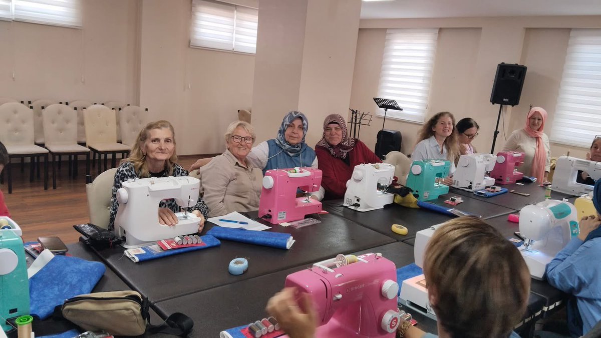 Erden2Erdoan's tweet photo. İstanbul Anadolu Yakası Bosna Sancak Sosyal Yardımlaşma  ve Kültür Derneği  ile SİNGER workshop çalışmamız Bayan katılımcılarımızin hepsi çok istekli bir şekilde çalışmamıza katılıp kendi çantalarını diktiler.

#workshop #modatasarim  #sosyalsorumlulukprojesi #singerturkiye https://t.co/0G5fkxRfWW