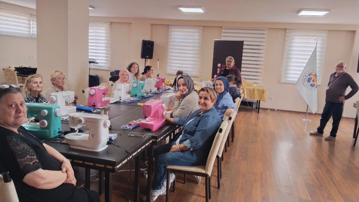 Erden2Erdoan's tweet photo. İstanbul Anadolu Yakası Bosna Sancak Sosyal Yardımlaşma  ve Kültür Derneği  ile SİNGER workshop çalışmamız Bayan katılımcılarımızin hepsi çok istekli bir şekilde çalışmamıza katılıp kendi çantalarını diktiler.

#workshop #modatasarim  #sosyalsorumlulukprojesi #singerturkiye https://t.co/0G5fkxRfWW