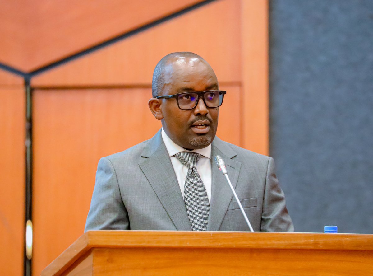OAGRwanda's tweet photo. Auditor General @AlexisKamuhire today presented the 2024 Annual Audit Report to Parliament, showing that 94% of public entities received unqualified financial audit opinions, reflecting improved public financial management in Rwanda. 

Read more: https://t.co/lXYhgTuOok https://t.co/nqD8besaRz
