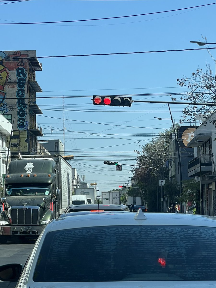 Semáforos de Díaz De León totalmente des sincronizados… generan un caos de tráfico… <a href="/Trafico_ZMG/">TráficoZMGuadalajara</a>