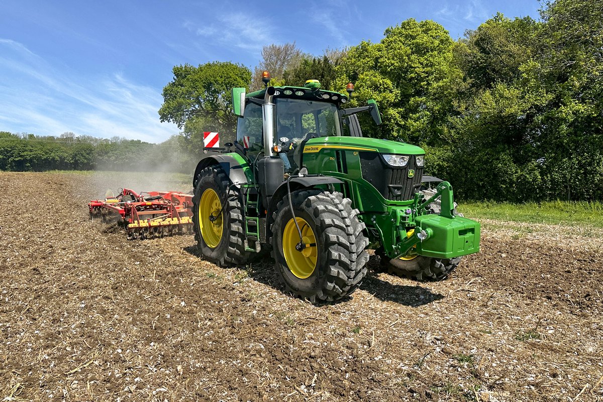 HuntForestGroup's tweet image. 🚜 𝟲𝗥 𝟮𝟱𝟬 + 𝗖𝗧𝗜𝗦 𝗢𝗨𝗧 𝗢𝗡 𝗗𝗘𝗠𝗢 🌱
The John Deere 6R 250 through its paces – now fitted with Central Tyre Inflation System (CTIS) for improved efficiency and soil protection. #CTIS #SpringTillage #Vaderstad #DemoSeason #HuntForestGroup #PrecisionFarming #HFG