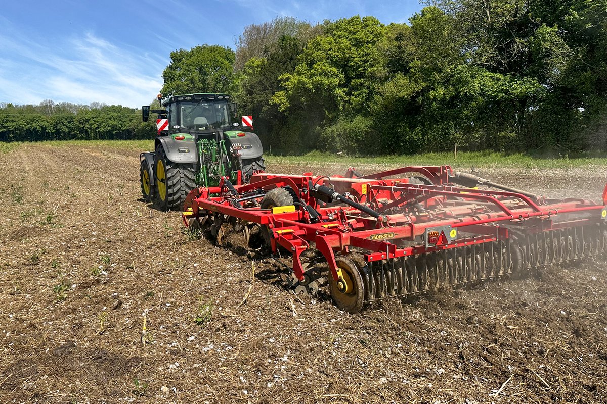 HuntForestGroup's tweet image. 🚜 𝟲𝗥 𝟮𝟱𝟬 + 𝗖𝗧𝗜𝗦 𝗢𝗨𝗧 𝗢𝗡 𝗗𝗘𝗠𝗢 🌱
The John Deere 6R 250 through its paces – now fitted with Central Tyre Inflation System (CTIS) for improved efficiency and soil protection. #CTIS #SpringTillage #Vaderstad #DemoSeason #HuntForestGroup #PrecisionFarming #HFG