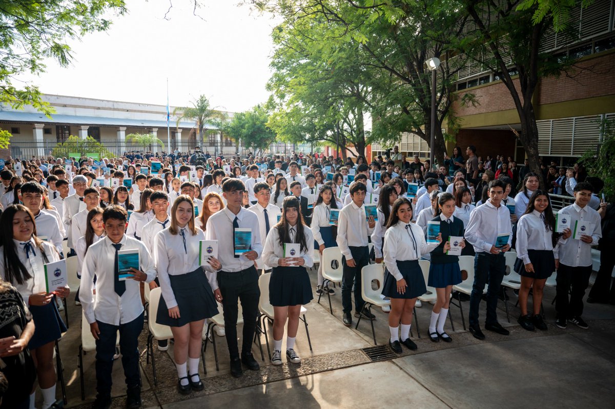 Con mucho orgullo y compromiso, hoy 5400 estudiantes de 3° año de las escuelas secundarias de la provincia, prometieron lealtad a la Constitución Nacional y Provincial. 
Un momento especial fue poder compartirlo con las y los estudiantes de otros departamentos vía zoom, y ver el