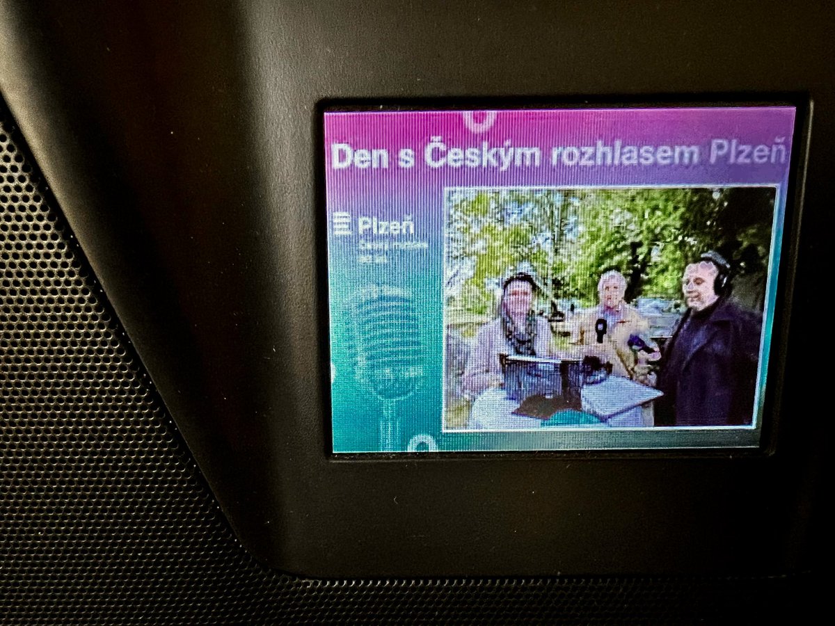 rkropy's tweet photo. Český rozhlas Plzeň připravil v rámci 80 výročí novinku pro posluchače digitálních rádií DAB+, kteří mohli sledovat aktuální fotografie z průběhu celého narozeninového dne na displeji rádia 📻 https://t.co/1haqvgySns