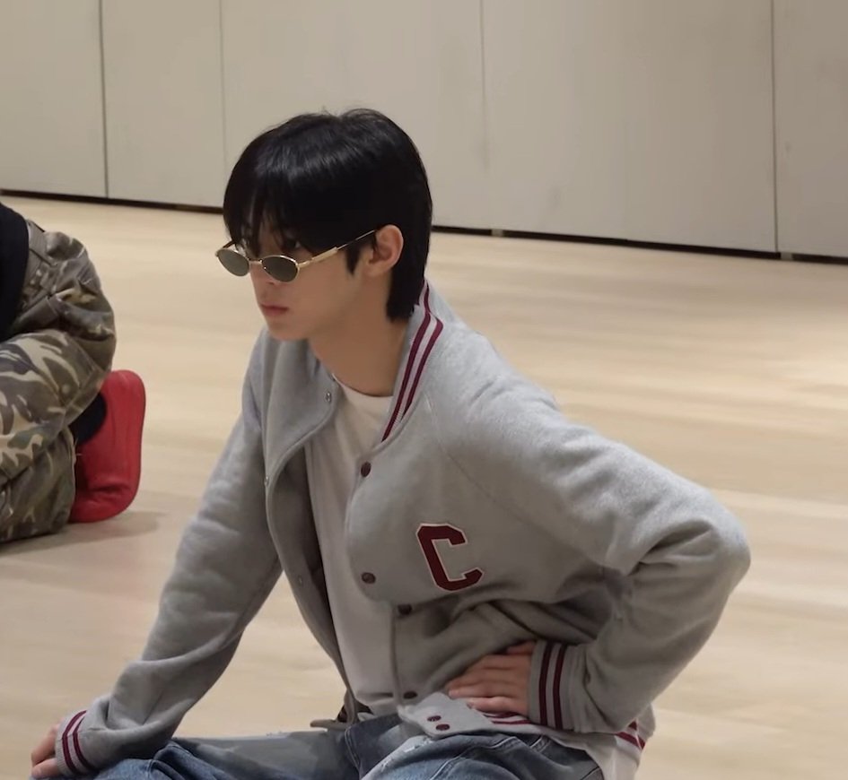 📌(도훈) 셀린느 
테디 컬리지 자켓 코튼 플리스 그레이 멜란지 레드 그레이프 오프 화이트
(크림에서 구매가능)
kream.co.kr/products/190664

📖 'TRY WITH US' Dance Practice Behind