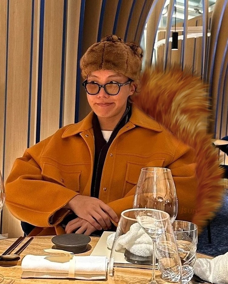 👤: why is army signed you as squirrel?

🐿️: I don't know 😆

Also Hobi: