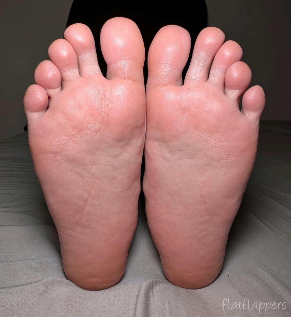 flatflappers's tweet image. Don't these feet look ticklish 🤭

#feet #feetworship #solelovers #ticklishfeet