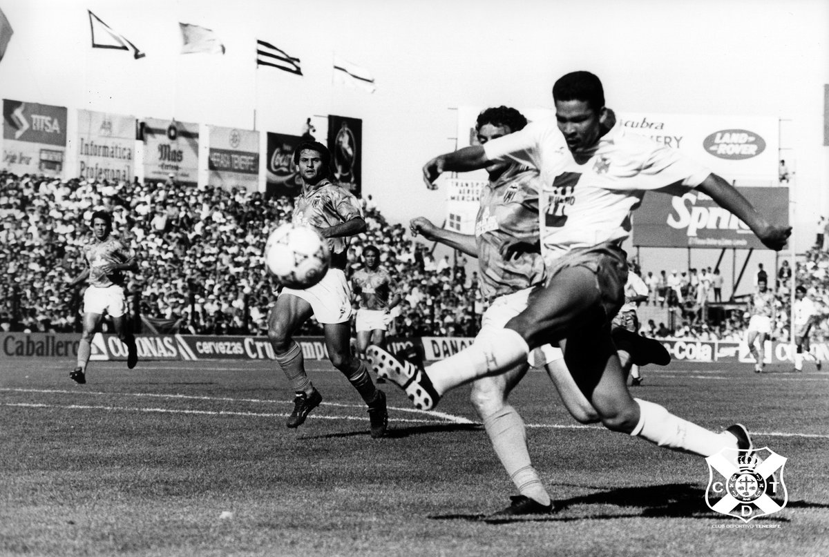 CDTOficial's tweet image. 🇵🇦 #RommelFernández (1966-1993) disputó 149 partidos oficiales y marcó 63 goles con el #CDTenerife entre 1987 y 1991.
⚪️ Ídolo #blanquiazul, por su entrega y compromiso con 𝑠𝑢 𝑖𝑠𝑙𝑖𝑡𝑎 🔵.
#SiempreCDTenerife