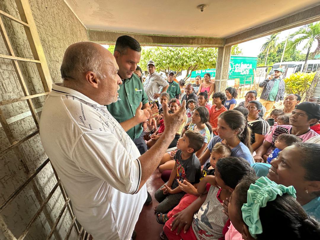 AdrianRomeroM's tweet photo. #aestahora Jornada Médica Parroquial en Antonio Borjas Romero sector José Alí Lebrum estamos atendiendo a más de #150 personas con el equipo de salud 
@mcboalcaldia 
@McboSamas https://t.co/9hqRDnr9Ry