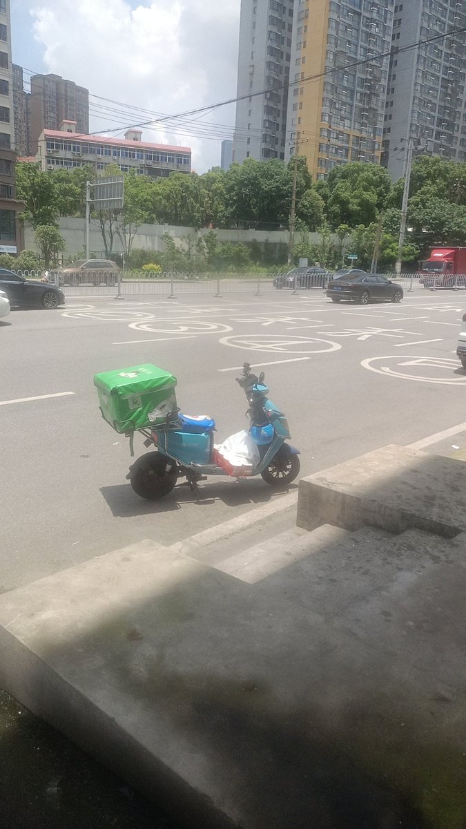 Pi20190806's tweet photo. 我的第三代，外卖神车！后续换几辆，平安行驶多少公里！送多少单多少年，不得而知很迷茫！从商家平安送到客户手上，这就是这份工作的意义吧 https://t.co/oZMWYqUe1y