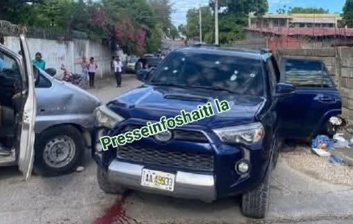 PresseInfos1's tweet image. Presse Infos Haiti®
#Ensekirite a #Dèlma
Byen bonè maten an, nan Delma 41, 2 endividi yo pa rive idantifye ouvri kout #Zam sou yon #Toyota4Runner  koulè #ble. 
Machin nan te gen 2 pasaje, daprè sa kèk moun rapòte se ta madanm ak mesye.
Youn nan viktim yo mouri sou plas. 
#Abòne