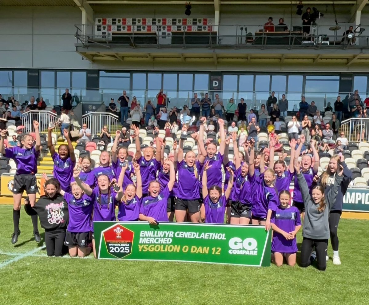 Da iawn merched! Llongyfarchiadau!

Our U12 girls secured the win against Ysgol Godre’r Berwyn to become National Cup Champions, in a thrilling performance at Rodney Parade. Professional photos to follow..