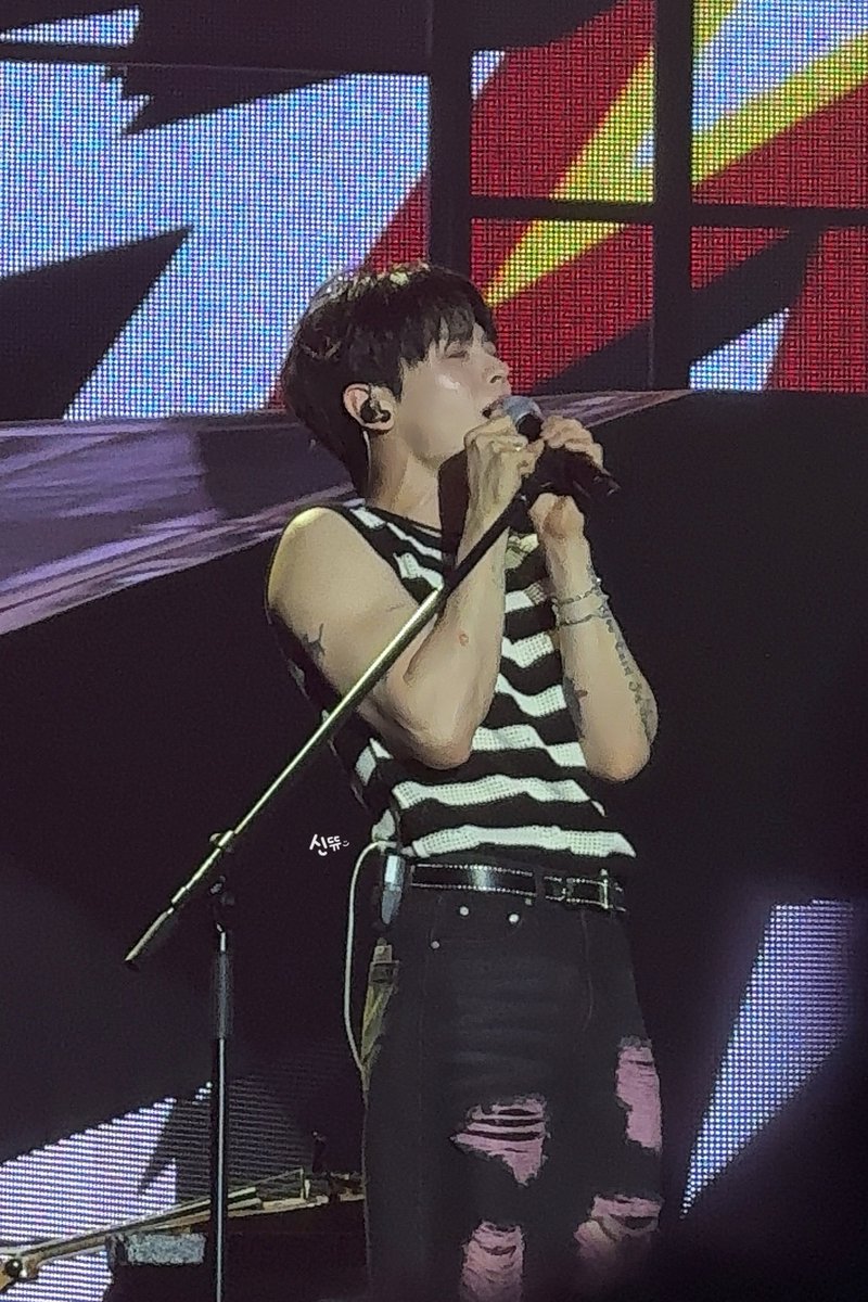 250504 와장창 막콘 💥  
 #신예찬 #루시  #LUCY

마이크 꼬옥 ~ 잡구 부르는 등대 ㅠㅋㅋㅋㅋ