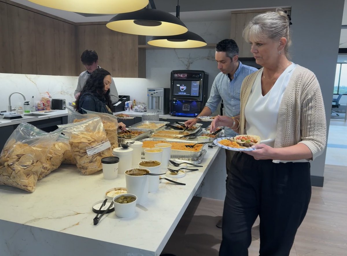 LeeAssociateHOU's tweet image. Happy Cinco de Mayo from our team! 🎉 We brought some festive flavor to the office with chips, salsa, and a sizzling fajita station—spicing up the workday and celebrating together. 🌮🔥🌶️   Nothing brings people together like good food and great company! 💃🏽   #CincoDeMayo