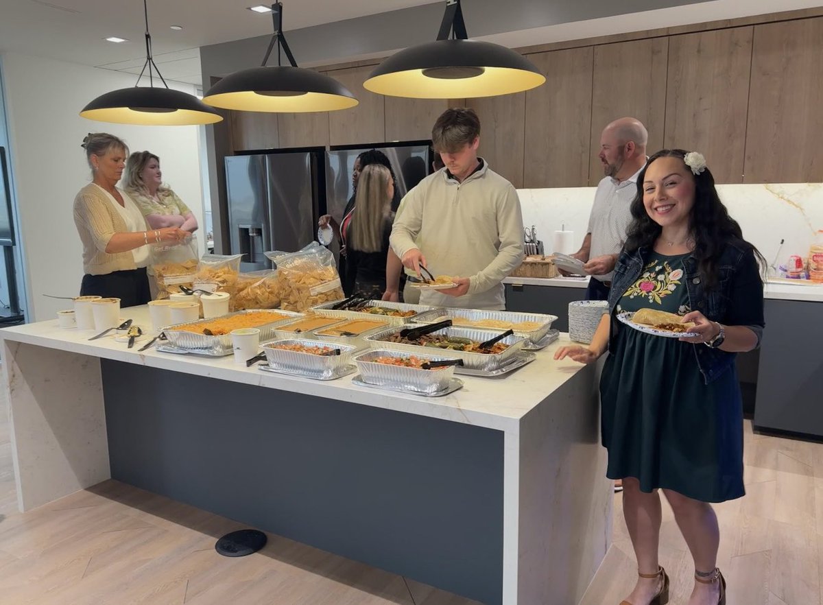 LeeAssociateHOU's tweet image. Happy Cinco de Mayo from our team! 🎉 We brought some festive flavor to the office with chips, salsa, and a sizzling fajita station—spicing up the workday and celebrating together. 🌮🔥🌶️   Nothing brings people together like good food and great company! 💃🏽   #CincoDeMayo