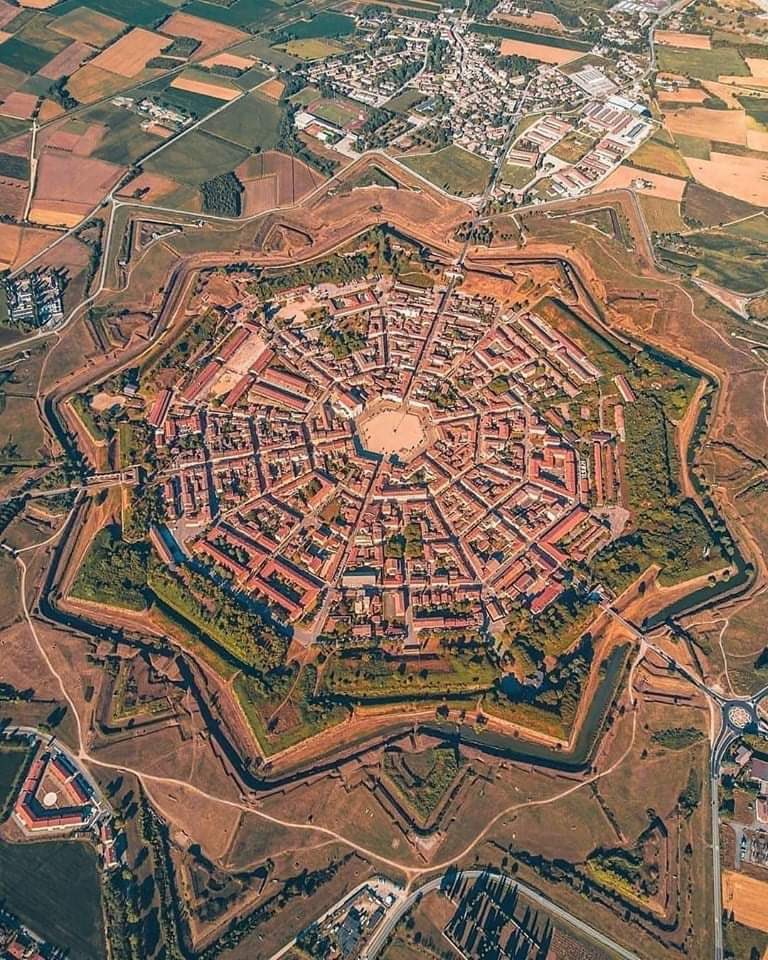 The surreal beauty of Palmanova, the Italian fortress that looks like it fell from the heavens.

A thread on the Ideal city of the Renaissance: