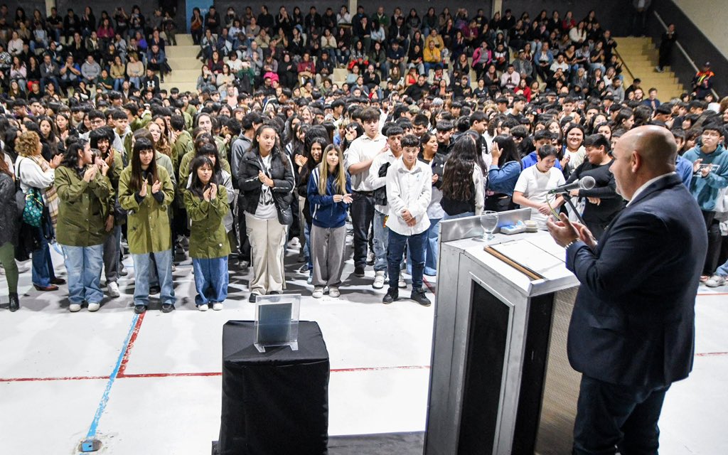 Hoy volvimos a disfrutar de un emotivo acto, en el que más de 1.000 estudiantes de tercer año de distintos establecimientos educativos de #PuertoMadryn le prometieron lealtad a la Constitución Nacional, fomentando una profunda conciencia cívica por parte de nuestros jóvenes.