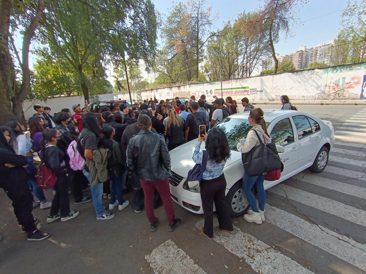 En el IEMS Bachillerato Universitario Plantel Azcapotzalco 2, desde hace una semana sacaron a lxs alumnxs de sus salones, los pasaron a aulas de lámina, con piso roto, sin sanitarios y con internet limitado Ahora los desalojan
<a href="/GobCDMX/">Gobierno de la Ciudad de México</a>  Queremos espacios educativos dignos #iems