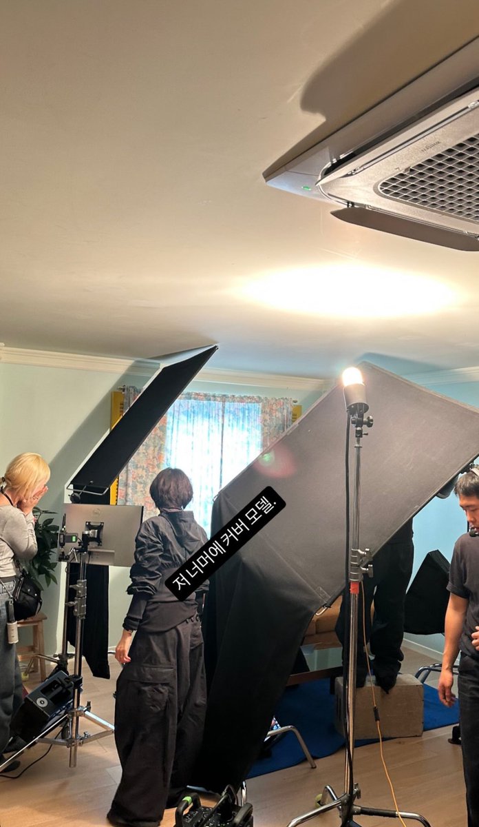 250506 ⊹ معلومة 💡
نشر رئيس التحرير في Arena Homme+ Korea عبر قصة حسابه على الإنستقرام صورًا من كواليس جلسة التصوير القادمة لصالح كارتييه 👀♡. 

"مؤقتًا في موقع تصوير الغلاف"
"عارض (مودل) الغلاف هناك بالخلف"

—K