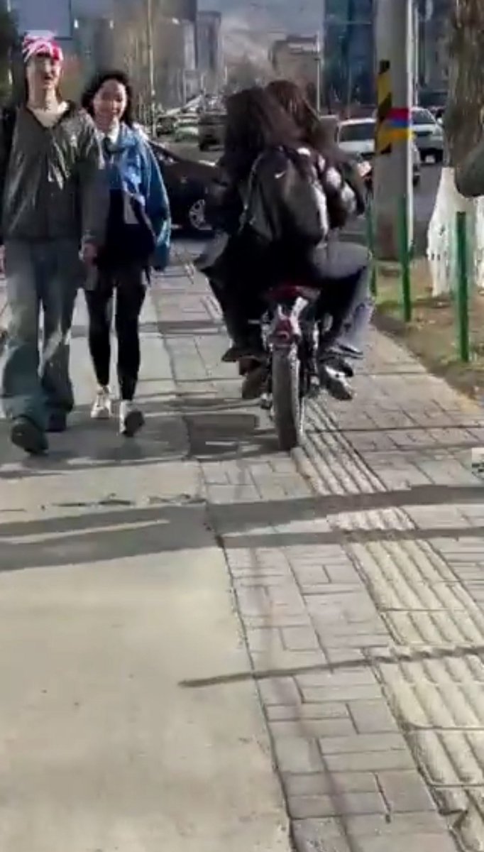 УБ хотыг үнэхээр сэглэж гүйцлээ. Ингэхдээ згр тордохгүй хаяад сэглэж бгаа биш бүр мөнгө зарцуулж идэвх санаачилгатайгаар сэглэж бгаа. 

Зүгээр л наад захын жишээнээс: 
- Сэлбэ гол 
- Автобусны зогсоол 
- Тоглоомын талбай 
- Явган зам…