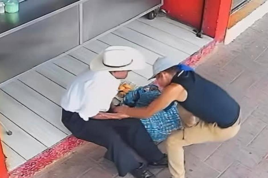 Asaltan a anciano en Esquipulas cuando contaba su dinero para comprar comida

😡"Don Monchito", como muchos le dicen, contaba su dinero cuando fue agredido

Mira el video:
soy502.com/articulo/asalt…