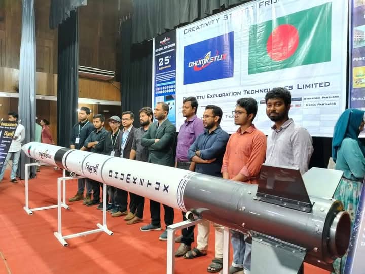 cyber24we's tweet photo. Bangladesh unveils Bidrohi, its first sub-orbital rocket! Built by DhumketuX, this commercial space rocket aims to soar into sub-orbital space,marking a bold leap for the nation’s aerospace ambitions. Named after Kazi Nazrul Islam’s iconic poem.🇧🇩🚀 https://t.co/s3oJmOscUc