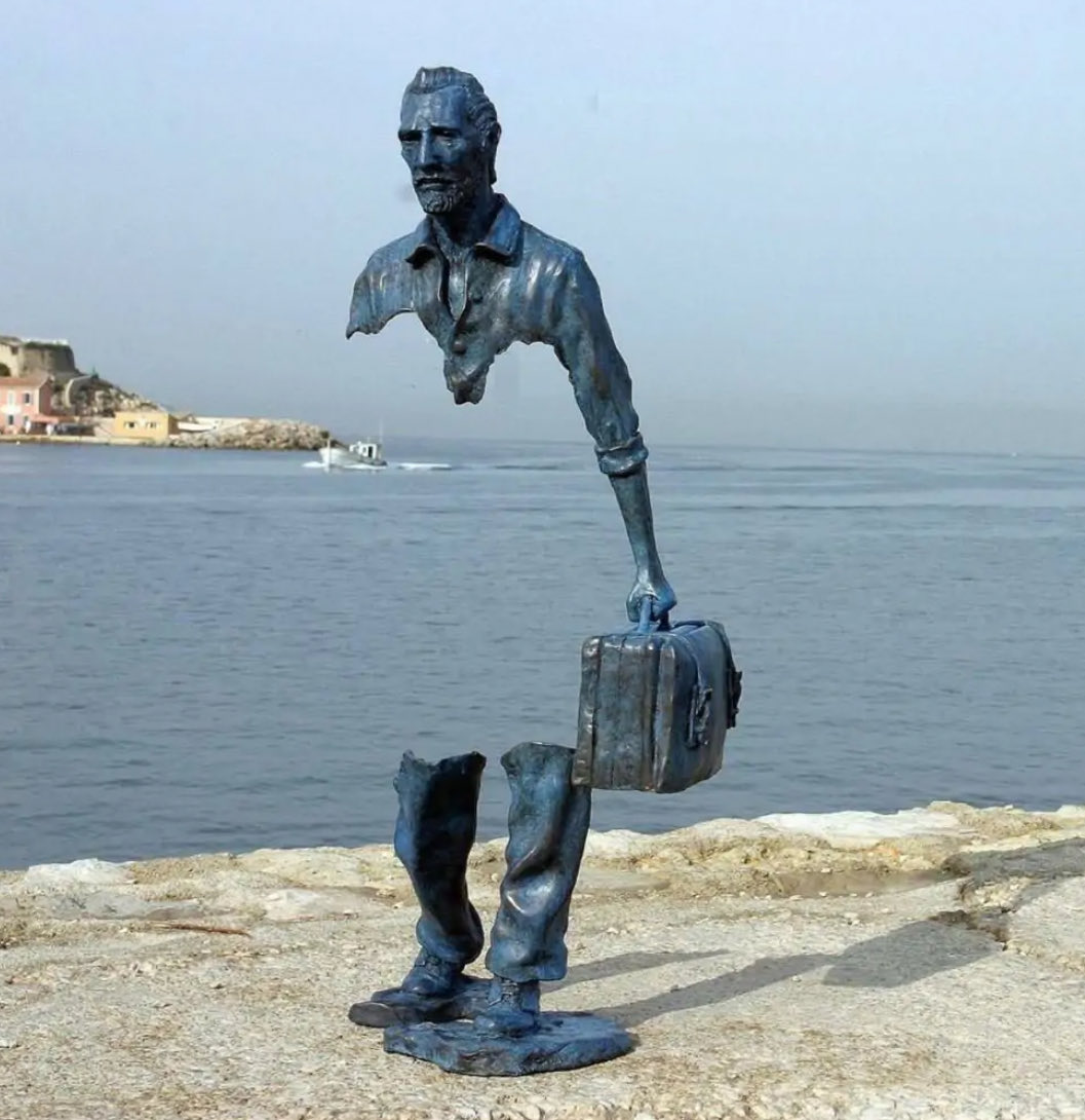 Het kunstwerk De Migrant van Catalano symboliseert het gemis en de leegte die migranten ervaren wanneer ze hun thuis achterlaten, maar ook de kracht van wat ze meenemen: herinneringen, hoop en identiteit. Zoals Catalano zelf zegt: “In elke afwezigheid schuilt een aanwezigheid.”