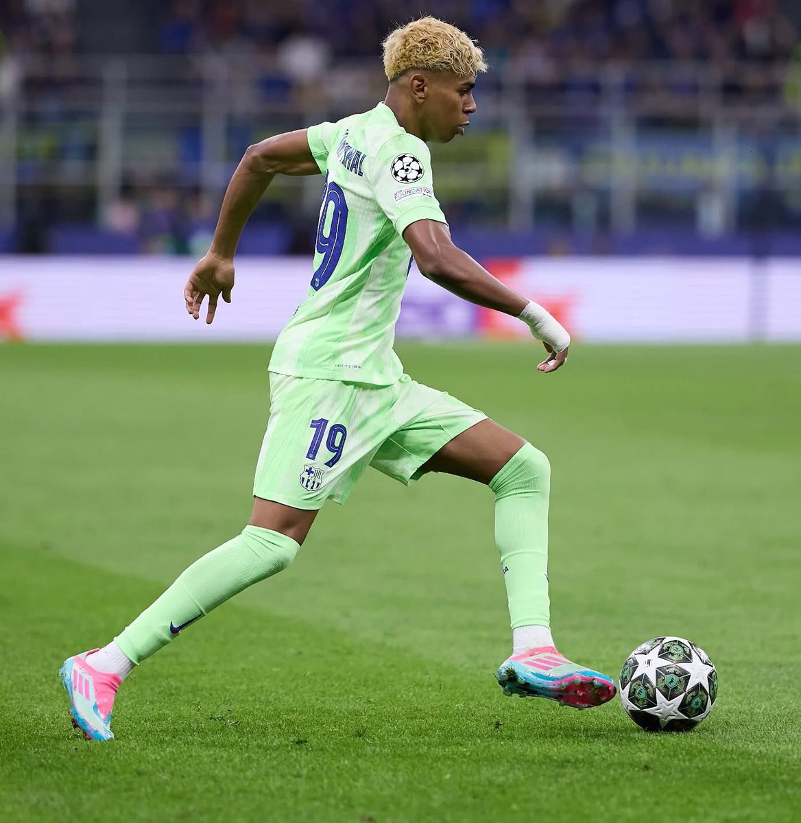 Hoje, agora, neste momento, nenhum jogador do mundo joga mais futebol que esse adolescente.

📷: <a href="/ChampionsLeague/">UEFA Champions League</a>