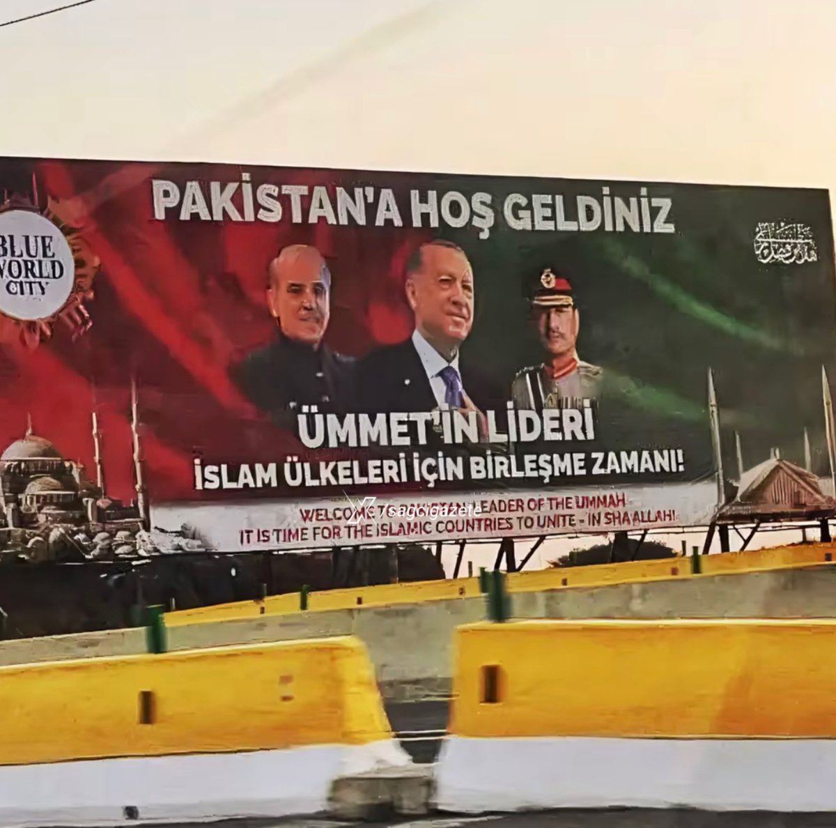 ARŞİV | Pakistan'a ziyaret düzenleyen Cumhurbaşkanı Erdoğan'ı karşılama pankartı:

“Ümmet'in Lideri”