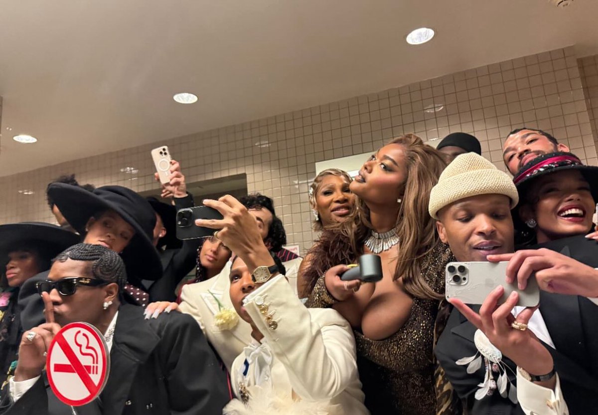 ClassicsMinaj's tweet image. Miss RihRih on the left